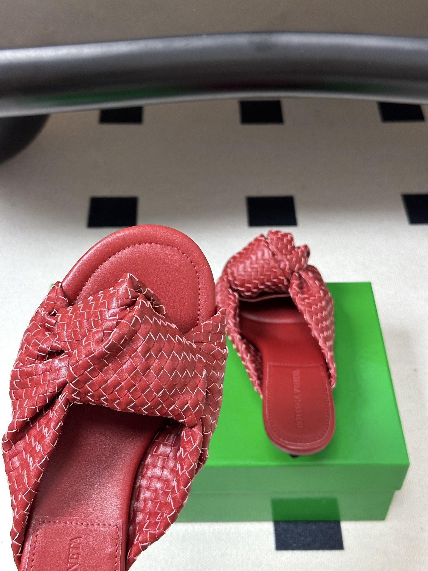 顶级品质 BOTTEGA VENETA 葆蝶家 2026夏季新款 BV Cherry 编织打结穆勒拖鞋系列细高跟/小猫跟 顶级品质 BOTTEGA VENETA 葆蝶家 2026夏季新款 BV Cherry 编织打结穆勒拖鞋系列细高跟/小猫跟