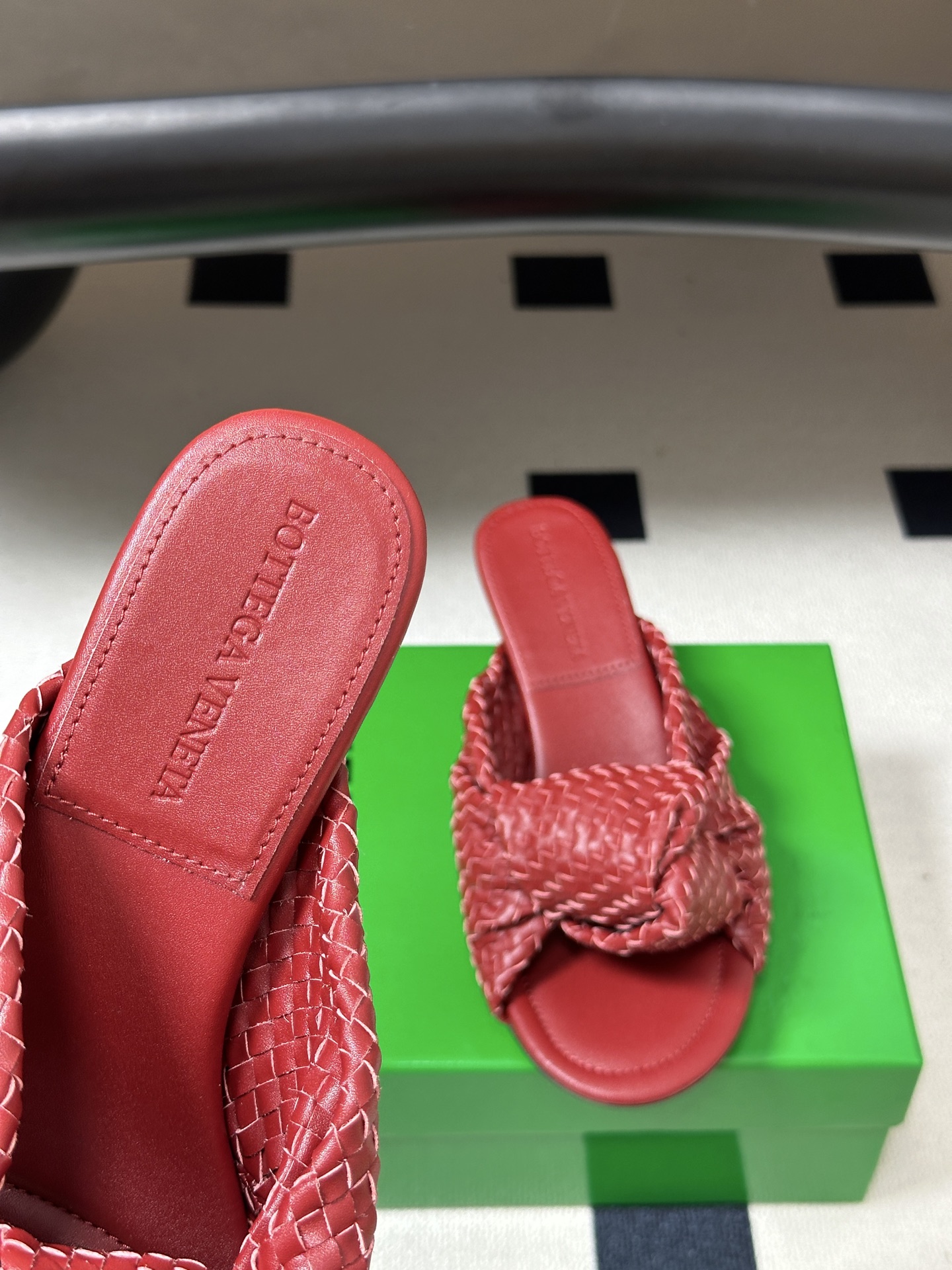 顶级品质 BOTTEGA VENETA 葆蝶家 2026夏季新款 BV Cherry 编织打结穆勒拖鞋系列细高跟/小猫跟 顶级品质 BOTTEGA VENETA 葆蝶家 2026夏季新款 BV Cherry 编织打结穆勒拖鞋系列细高跟/小猫跟