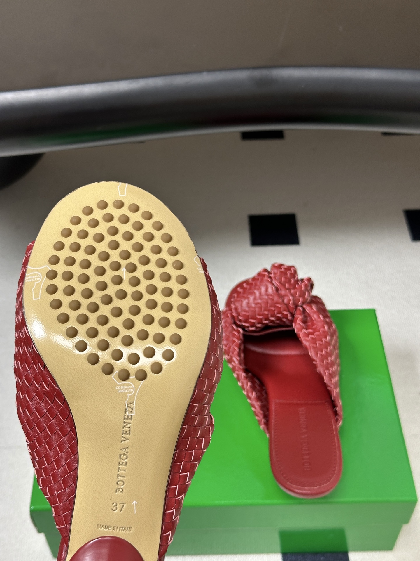 顶级品质 BOTTEGA VENETA 葆蝶家 2026夏季新款 BV Cherry 编织打结穆勒拖鞋系列细高跟/小猫跟 顶级品质 BOTTEGA VENETA 葆蝶家 2026夏季新款 BV Cherry 编织打结穆勒拖鞋系列细高跟/小猫跟