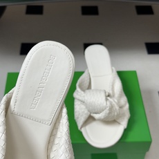 顶级品质 BOTTEGA VENETA 葆蝶家 2026夏季新款 BV Cherry 编织打结穆勒拖鞋系列细高跟/小猫跟 顶级品质 BOTTEGA VENETA 葆蝶家 2026夏季新款 BV Cherry 编织打结穆勒拖鞋系列细高跟/小猫跟