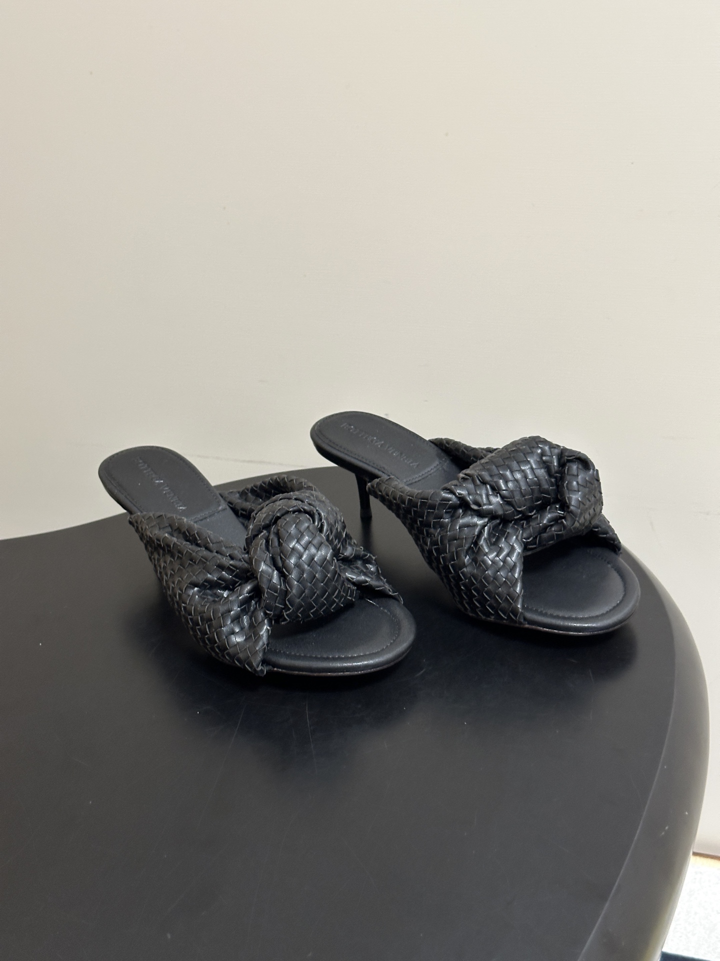 顶级品质 BOTTEGA VENETA 葆蝶家 2026夏季新款 BV Cherry 编织打结穆勒拖鞋系列细高跟/小猫跟 顶级品质 BOTTEGA VENETA 葆蝶家 2026夏季新款 BV Cherry 编织打结穆勒拖鞋系列细高跟/小猫跟