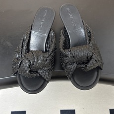 顶级品质 BOTTEGA VENETA 葆蝶家 2026夏季新款 BV Cherry 编织打结穆勒拖鞋系列细高跟/小猫跟 顶级品质 BOTTEGA VENETA 葆蝶家 2026夏季新款 BV Cherry 编织打结穆勒拖鞋系列细高跟/小猫跟