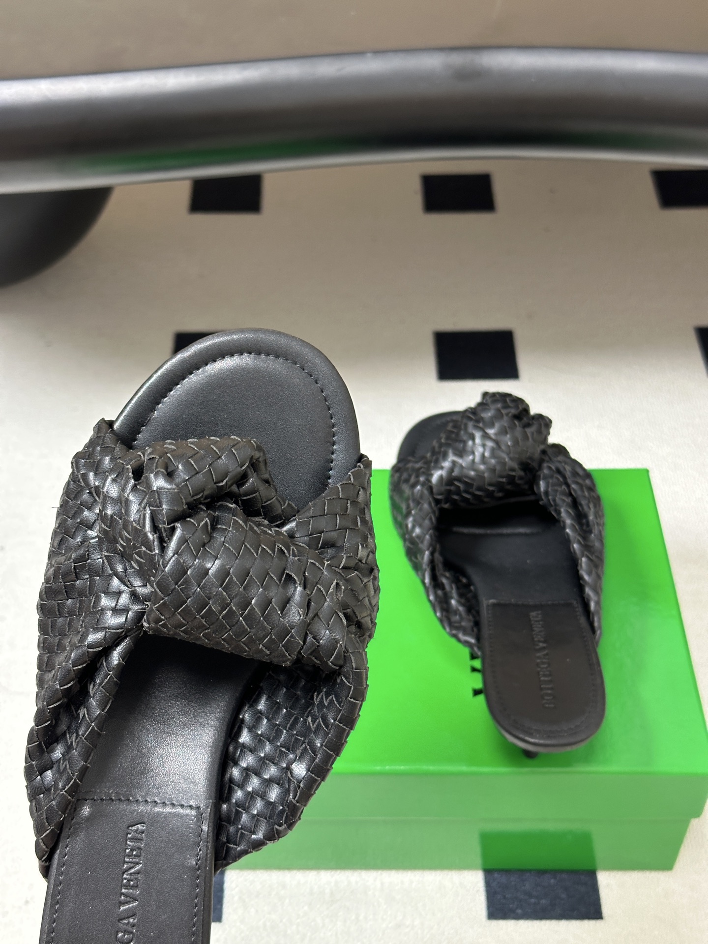 顶级品质 BOTTEGA VENETA 葆蝶家 2026夏季新款 BV Cherry 编织打结穆勒拖鞋系列细高跟/小猫跟 顶级品质 BOTTEGA VENETA 葆蝶家 2026夏季新款 BV Cherry 编织打结穆勒拖鞋系列细高跟/小猫跟
