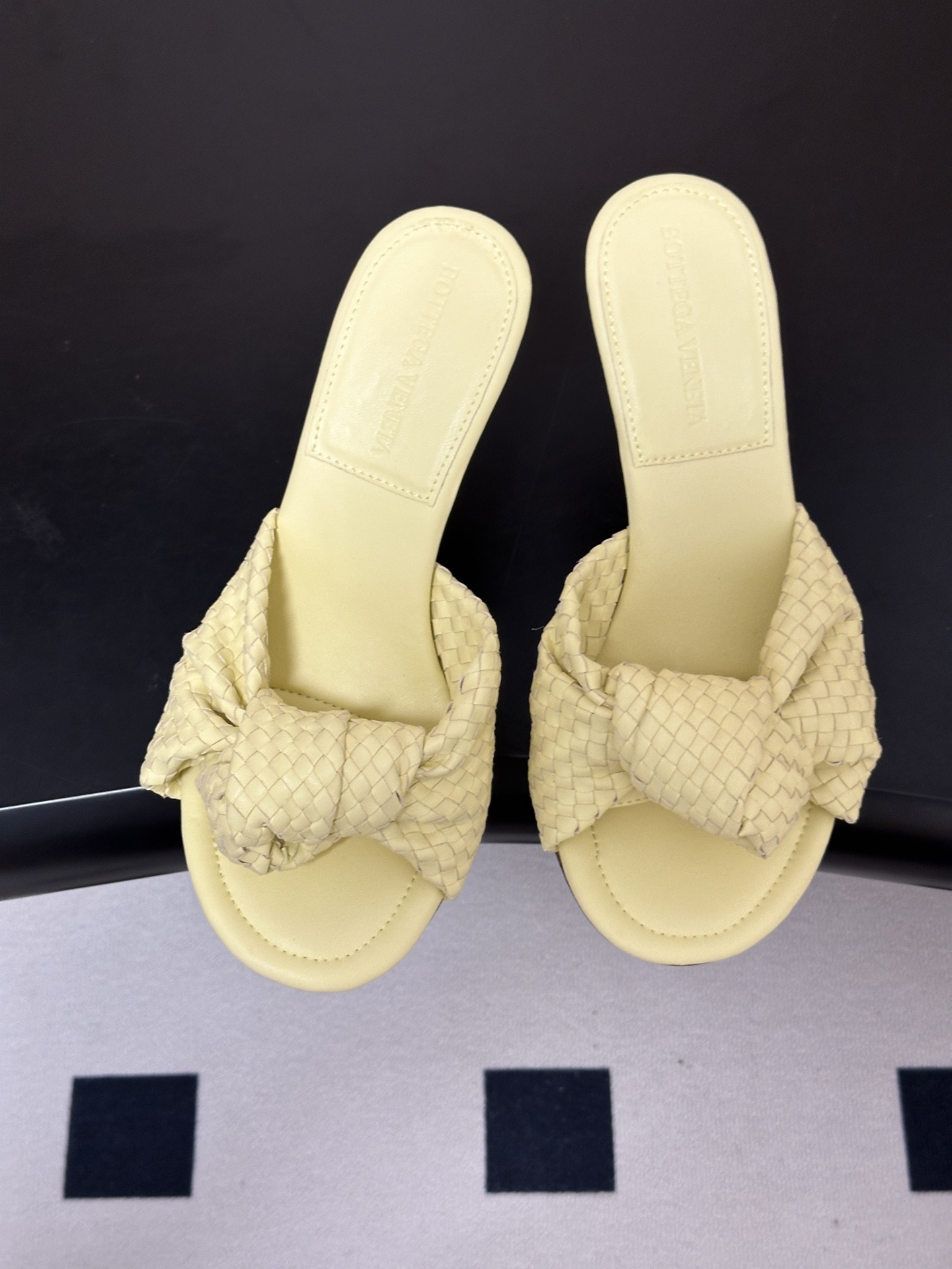 顶级品质 BOTTEGA VENETA 葆蝶家 2026夏季新款 BV Cherry 编织打结穆勒拖鞋系列细高跟/小猫跟 顶级品质 BOTTEGA VENETA 葆蝶家 2026夏季新款 BV Cherry 编织打结穆勒拖鞋系列细高跟/小猫跟
