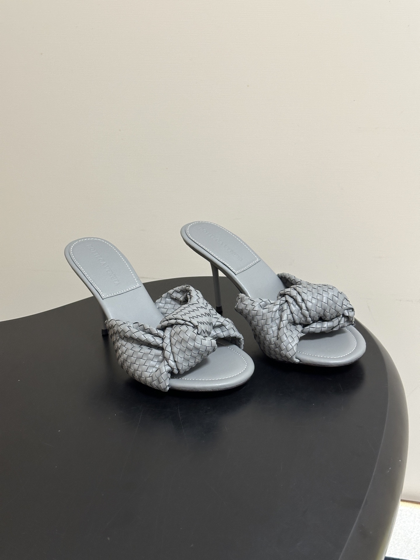 顶级品质 BOTTEGA VENETA 葆蝶家 2026夏季新款 BV Cherry 编织打结穆勒拖鞋系列细高跟/小猫跟 顶级品质 BOTTEGA VENETA 葆蝶家 2026夏季新款 BV Cherry 编织打结穆勒拖鞋系列细高跟/小猫跟