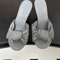 顶级品质 BOTTEGA VENETA 葆蝶家 2026夏季新款 BV Cherry 编织打结穆勒拖鞋系列细高跟/小猫跟 顶级品质 BOTTEGA VENETA 葆蝶家 2026夏季新款 BV Cherry 编织打结穆勒拖鞋系列细高跟/小猫跟