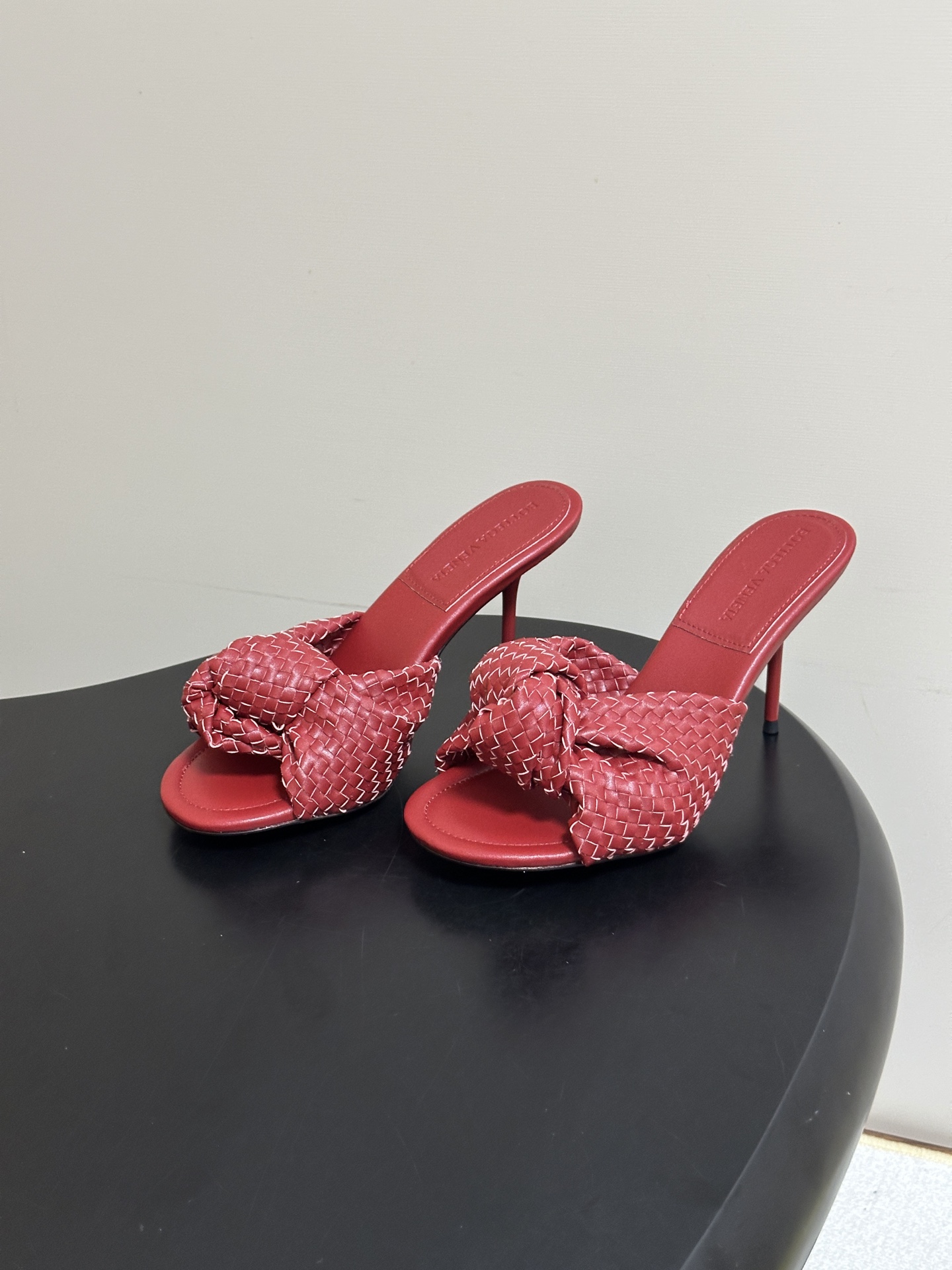顶级品质 BOTTEGA VENETA 葆蝶家 2026夏季新款 BV Cherry 编织打结穆勒拖鞋系列细高跟/小猫跟 顶级品质 BOTTEGA VENETA 葆蝶家 2026夏季新款 BV Cherry 编织打结穆勒拖鞋系列细高跟/小猫跟