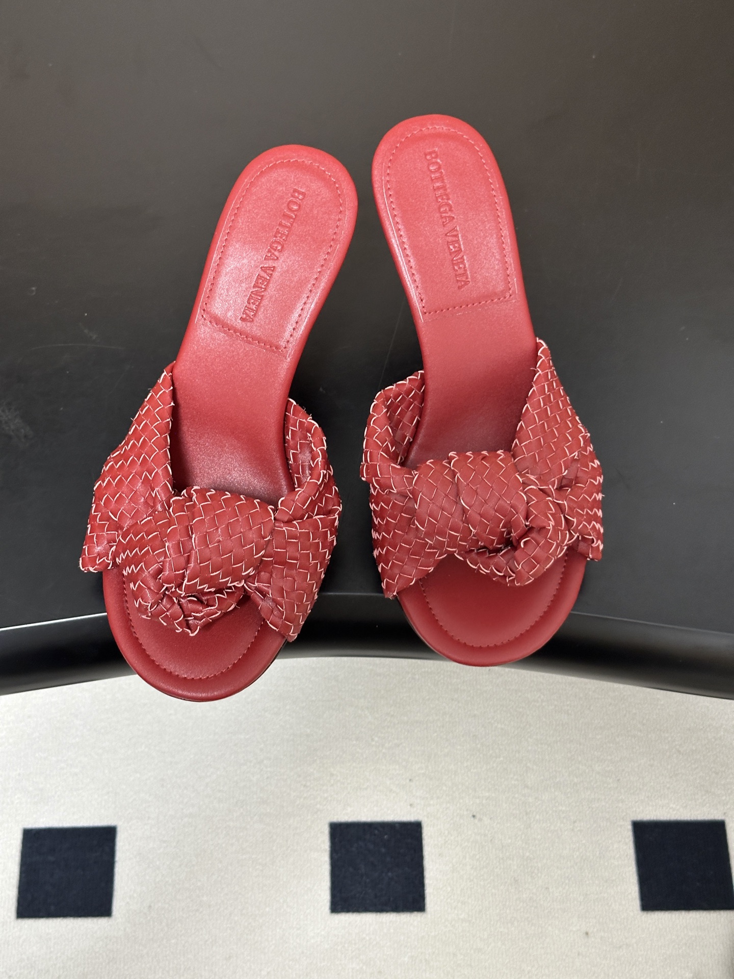 顶级品质 BOTTEGA VENETA 葆蝶家 2026夏季新款 BV Cherry 编织打结穆勒拖鞋系列细高跟/小猫跟 顶级品质 BOTTEGA VENETA 葆蝶家 2026夏季新款 BV Cherry 编织打结穆勒拖鞋系列细高跟/小猫跟