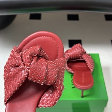 顶级品质 BOTTEGA VENETA 葆蝶家 2026夏季新款 BV Cherry 编织打结穆勒拖鞋系列细高跟/小猫跟 顶级品质 BOTTEGA VENETA 葆蝶家 2026夏季新款 BV Cherry 编织打结穆勒拖鞋系列细高跟/小猫跟