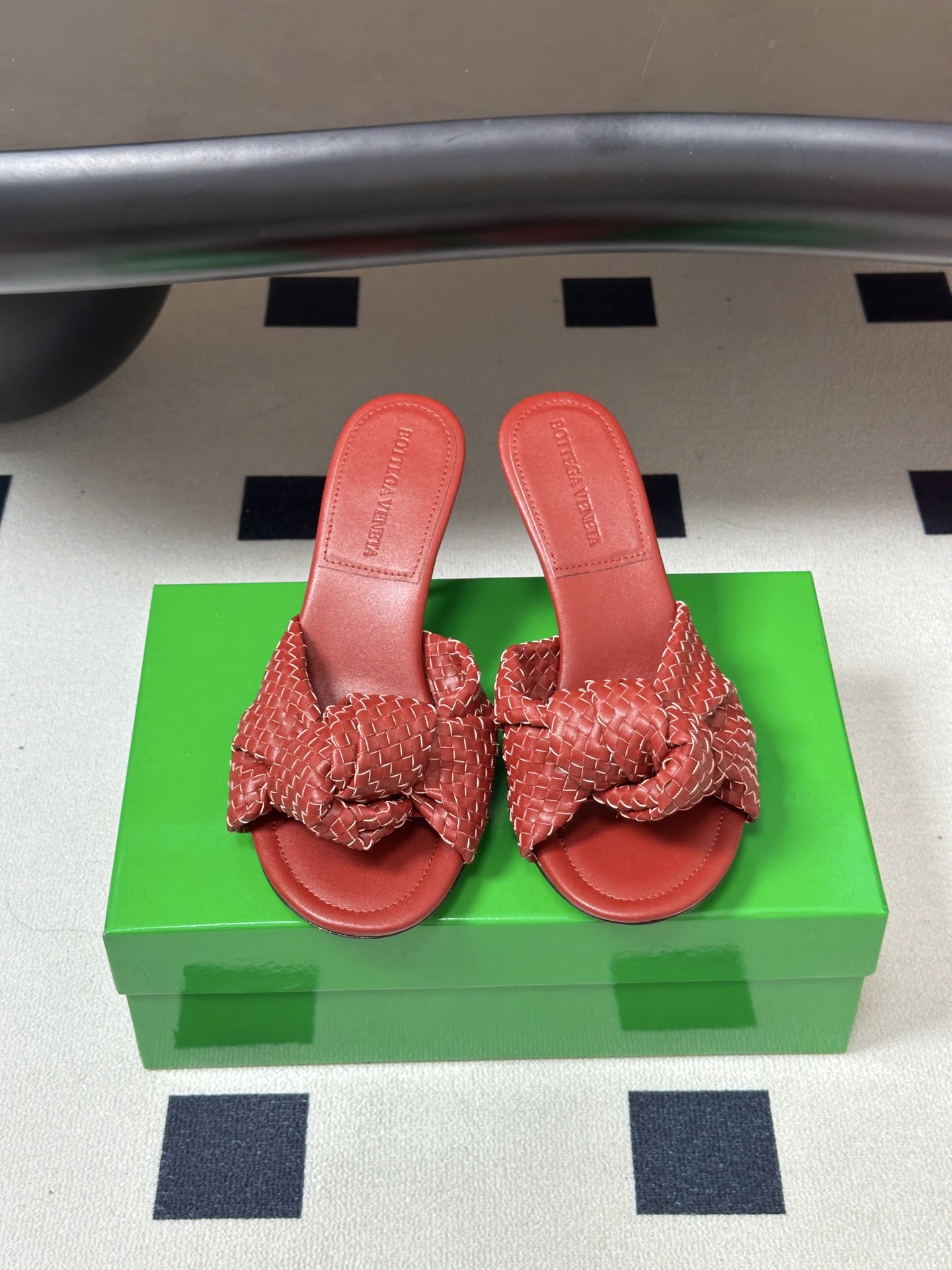 顶级品质 BOTTEGA VENETA 葆蝶家 2026夏季新款 BV Cherry 编织打结穆勒拖鞋系列细高跟/小猫跟 顶级品质 BOTTEGA VENETA 葆蝶家 2026夏季新款 BV Cherry 编织打结穆勒拖鞋系列细高跟/小猫跟