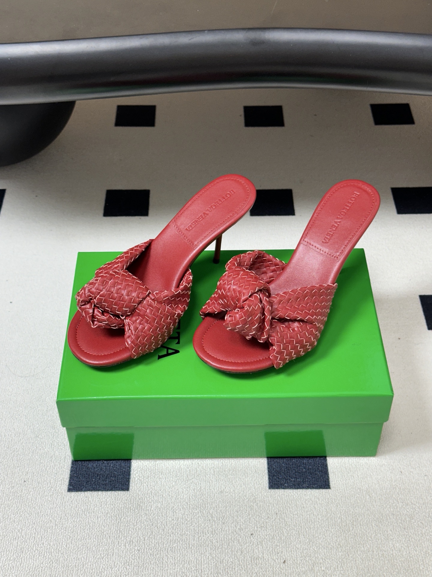 顶级品质 BOTTEGA VENETA 葆蝶家 2026夏季新款 BV Cherry 编织打结穆勒拖鞋系列细高跟/小猫跟 顶级品质 BOTTEGA VENETA 葆蝶家 2026夏季新款 BV Cherry 编织打结穆勒拖鞋系列细高跟/小猫跟