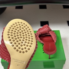 顶级品质 BOTTEGA VENETA 葆蝶家 2026夏季新款 BV Cherry 编织打结穆勒拖鞋系列细高跟/小猫跟 顶级品质 BOTTEGA VENETA 葆蝶家 2026夏季新款 BV Cherry 编织打结穆勒拖鞋系列细高跟/小猫跟