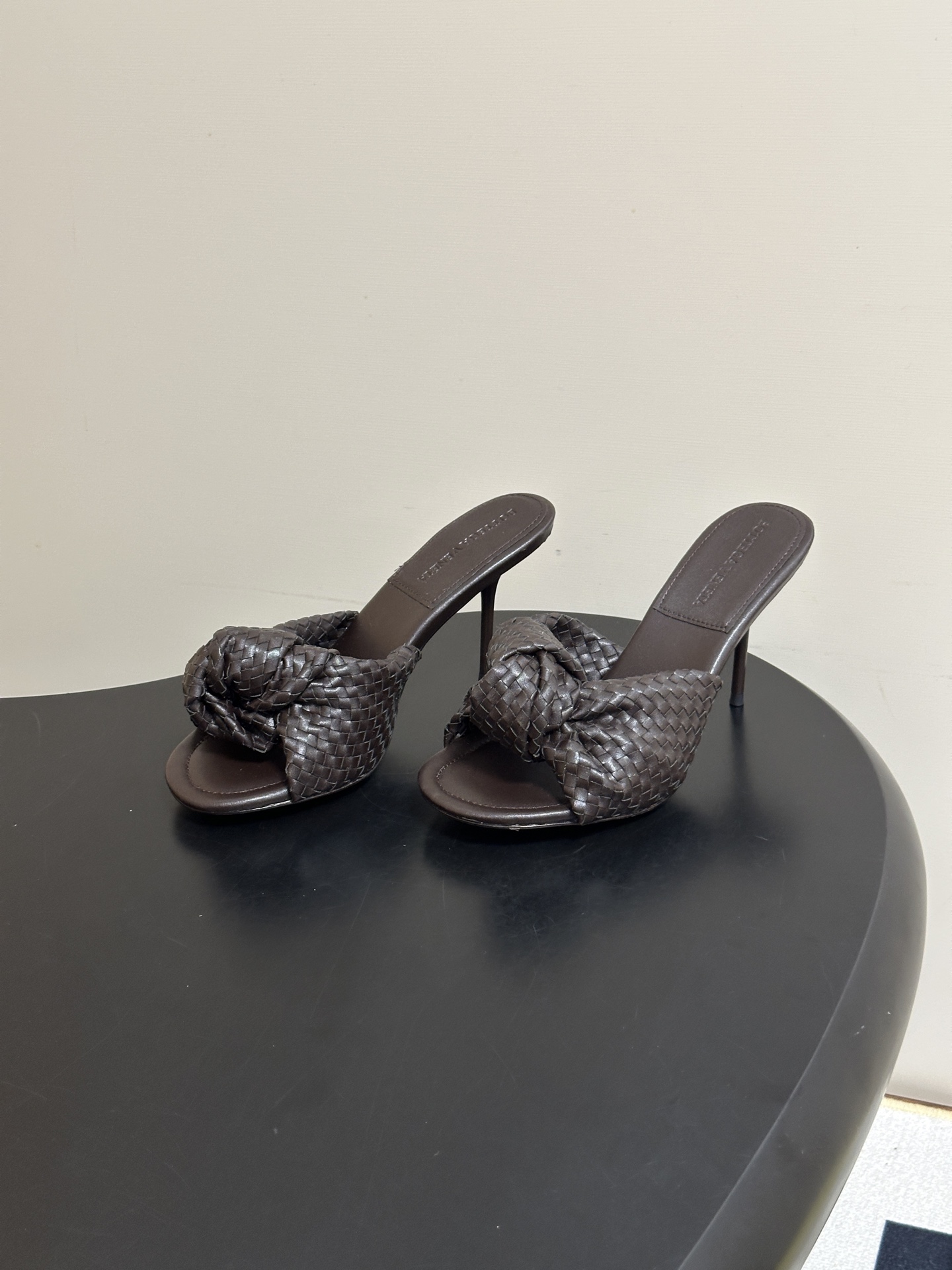 顶级品质 BOTTEGA VENETA 葆蝶家 2026夏季新款 BV Cherry 编织打结穆勒拖鞋系列细高跟/小猫跟 顶级品质 BOTTEGA VENETA 葆蝶家 2026夏季新款 BV Cherry 编织打结穆勒拖鞋系列细高跟/小猫跟