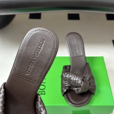 顶级品质 BOTTEGA VENETA 葆蝶家 2026夏季新款 BV Cherry 编织打结穆勒拖鞋系列细高跟/小猫跟 顶级品质 BOTTEGA VENETA 葆蝶家 2026夏季新款 BV Cherry 编织打结穆勒拖鞋系列细高跟/小猫跟