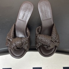 顶级品质 BOTTEGA VENETA 葆蝶家 2026夏季新款 BV Cherry 编织打结穆勒拖鞋系列细高跟/小猫跟 顶级品质 BOTTEGA VENETA 葆蝶家 2026夏季新款 BV Cherry 编织打结穆勒拖鞋系列细高跟/小猫跟