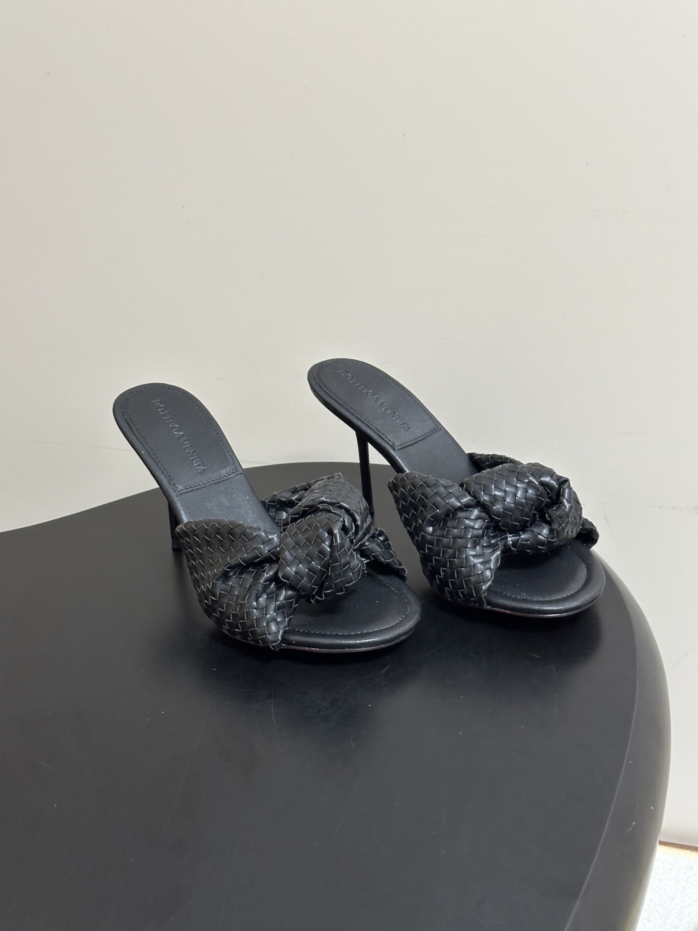 NO:924257,-Top quality BOTTEGA VENETA 2026 summer new model BV Cherry braided and knotted Mule slippers series stiletto/kitten heel/flat genuine leather knotted braided slippers. The most beautiful fairy slippers are here, the popular knotted Mule slippers are a must-have!  The exquisite imported super soft sheep leather has a unique texture!  The exquisite twist decoration is simple and elegant. The low heel is not tiring for the feet and is super stable for walking. It is a must-have item in spring and summer. It can be worn with skirts or pants casually. It has a great atmosphere!  The rich daughter's lazy and high-class sense directly fills her eyes!  Custom woven cowhide upper, sheepskin lining, Italian genuine leather injection outsole, high flat sole/5cm/9cm, size 35-39 (40.41.42 custom made, non-refundable), slippers, bottega veneta,bottega veneta,bottega veneta,slippers,skirts,cowhide,sheepskin19860909-顶级品质 BOTTEGA VENETA 葆蝶家 2026夏季新款 BV Cherry 编织打结穆勒拖鞋系列细高跟/小猫跟/平底真皮打结编织面凉拖鞋 绝美神仙拖鞋来啦,爆款打结穆勒拖必入！细腻进口超软绵羊皮质感一绝！精致扭结装饰 简约又显贵.低跟不累脚,走路超稳.春夏刚需单品,随便搭裙子、裤子都超有氛围感！富家千金慵懒高级感直接拉满！ 鞋面定制编织牛皮 内里垫脚羊皮 鞋底意大利真皮注塑大底 跟高平底/5cm/9cm 码数35-39(40.41.42定做不退换),拖鞋,bottega veneta,bottega veneta,bottega veneta,slippers,skirts,cowhide,sheepskin,Women's Shoes