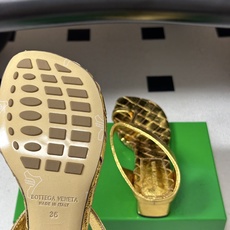 顶级品质 BOTTEGA VENETA 葆蝶家 2026夏季新款 BV Livia 夹趾编织凉拖鞋套趾小圆跟凉拖鞋 经典 顶级品质 BOTTEGA VENETA 葆蝶家 2026夏季新款 BV Livia 夹趾编织凉拖鞋套趾小圆跟凉拖鞋 经典