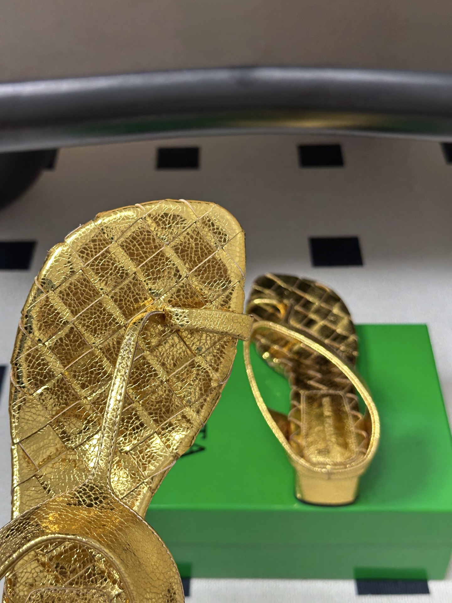 顶级品质 BOTTEGA VENETA 葆蝶家 2026夏季新款 BV Livia 夹趾编织凉拖鞋套趾小圆跟凉拖鞋 经典 顶级品质 BOTTEGA VENETA 葆蝶家 2026夏季新款 BV Livia 夹趾编织凉拖鞋套趾小圆跟凉拖鞋 经典