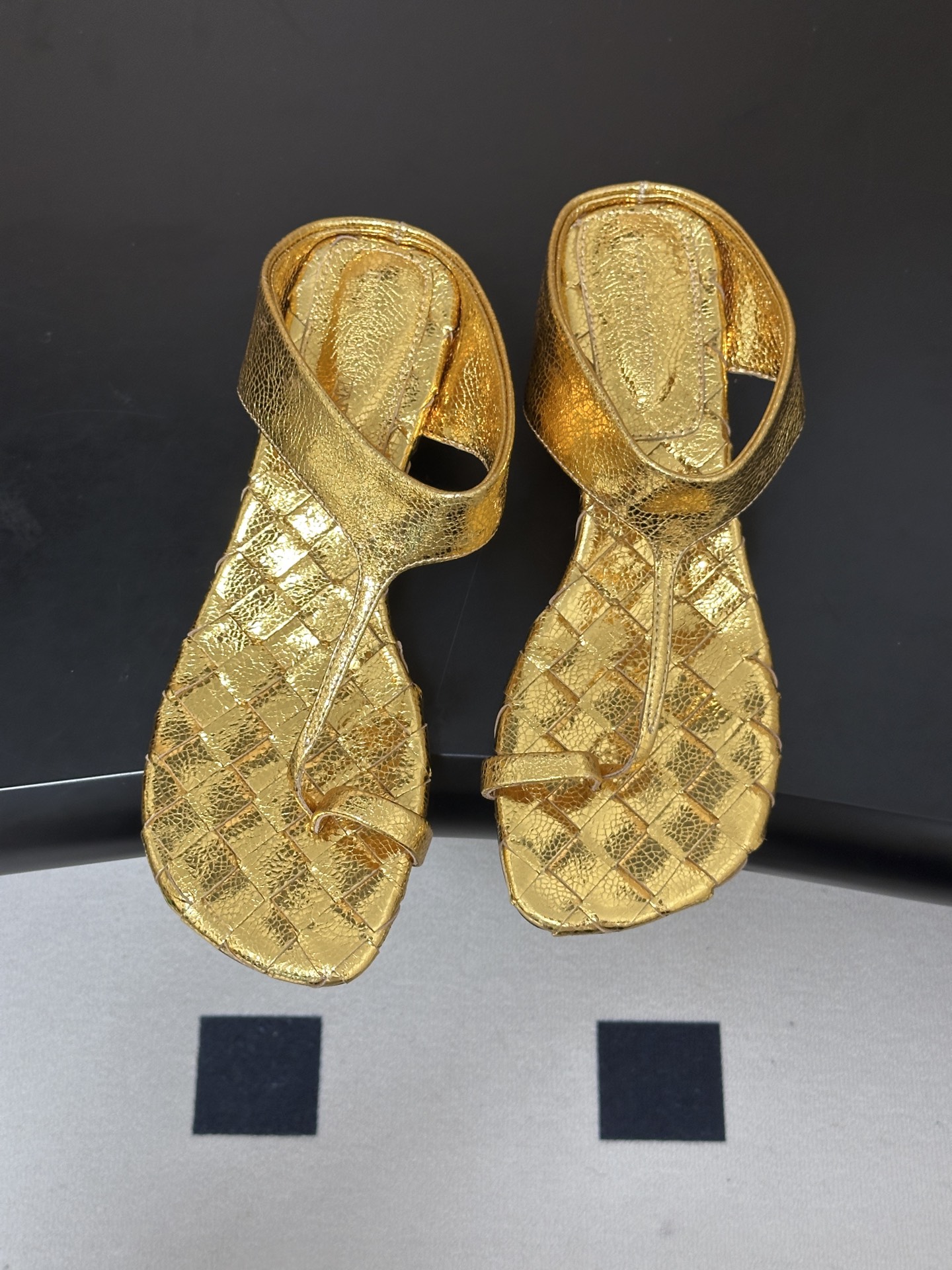 顶级品质 BOTTEGA VENETA 葆蝶家 2026夏季新款 BV Livia 夹趾编织凉拖鞋套趾小圆跟凉拖鞋 经典 顶级品质 BOTTEGA VENETA 葆蝶家 2026夏季新款 BV Livia 夹趾编织凉拖鞋套趾小圆跟凉拖鞋 经典