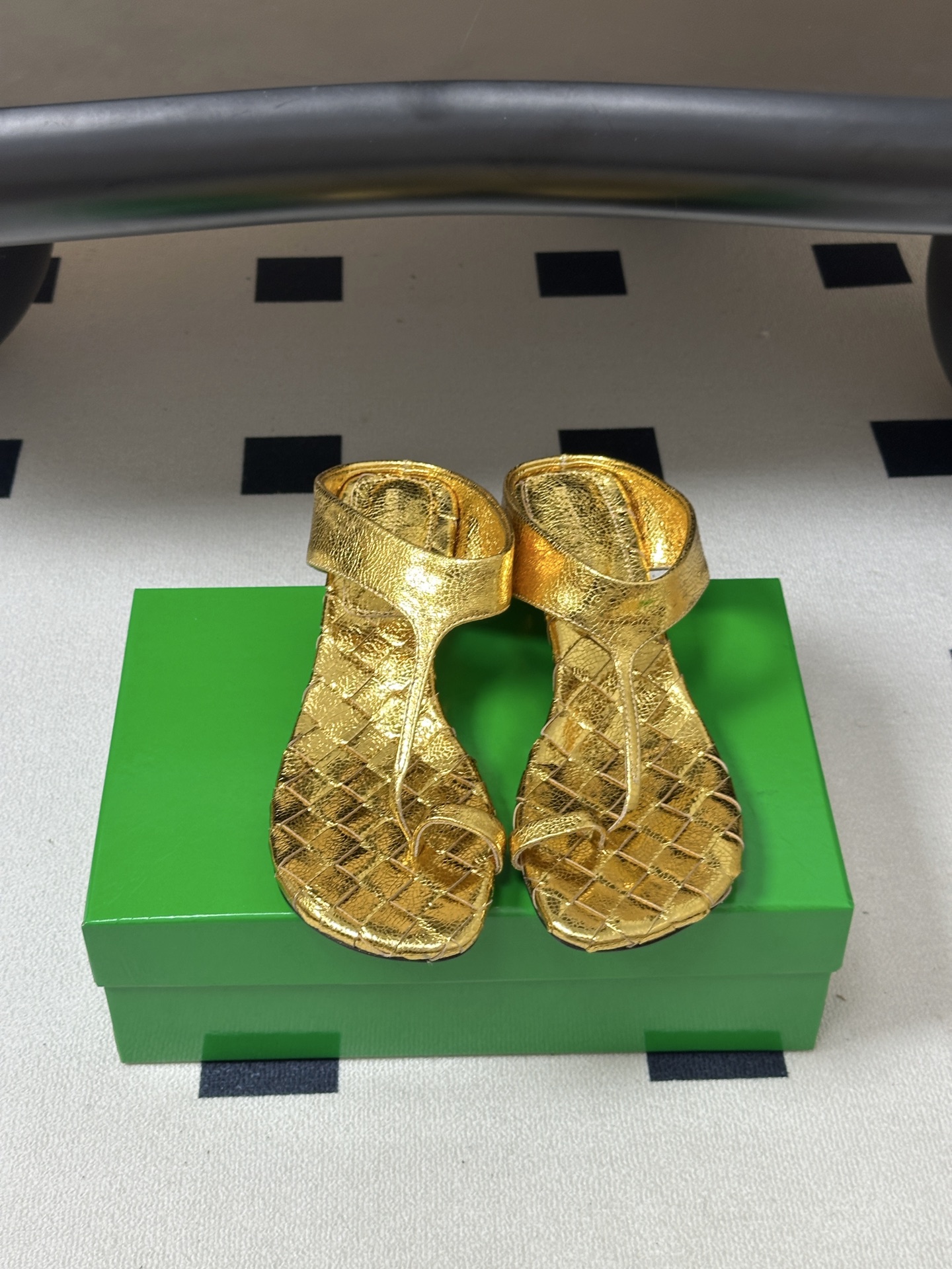 顶级品质 BOTTEGA VENETA 葆蝶家 2026夏季新款 BV Livia 夹趾编织凉拖鞋套趾小圆跟凉拖鞋 经典 顶级品质 BOTTEGA VENETA 葆蝶家 2026夏季新款 BV Livia 夹趾编织凉拖鞋套趾小圆跟凉拖鞋 经典