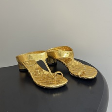 顶级品质 BOTTEGA VENETA 葆蝶家 2026夏季新款 BV Livia 夹趾编织凉拖鞋套趾小圆跟凉拖鞋 经典 顶级品质 BOTTEGA VENETA 葆蝶家 2026夏季新款 BV Livia 夹趾编织凉拖鞋套趾小圆跟凉拖鞋 经典