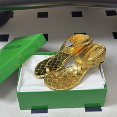 顶级品质 BOTTEGA VENETA 葆蝶家 2026夏季新款 BV Livia 夹趾编织凉拖鞋套趾小圆跟凉拖鞋 经典 顶级品质 BOTTEGA VENETA 葆蝶家 2026夏季新款 BV Livia 夹趾编织凉拖鞋套趾小圆跟凉拖鞋 经典