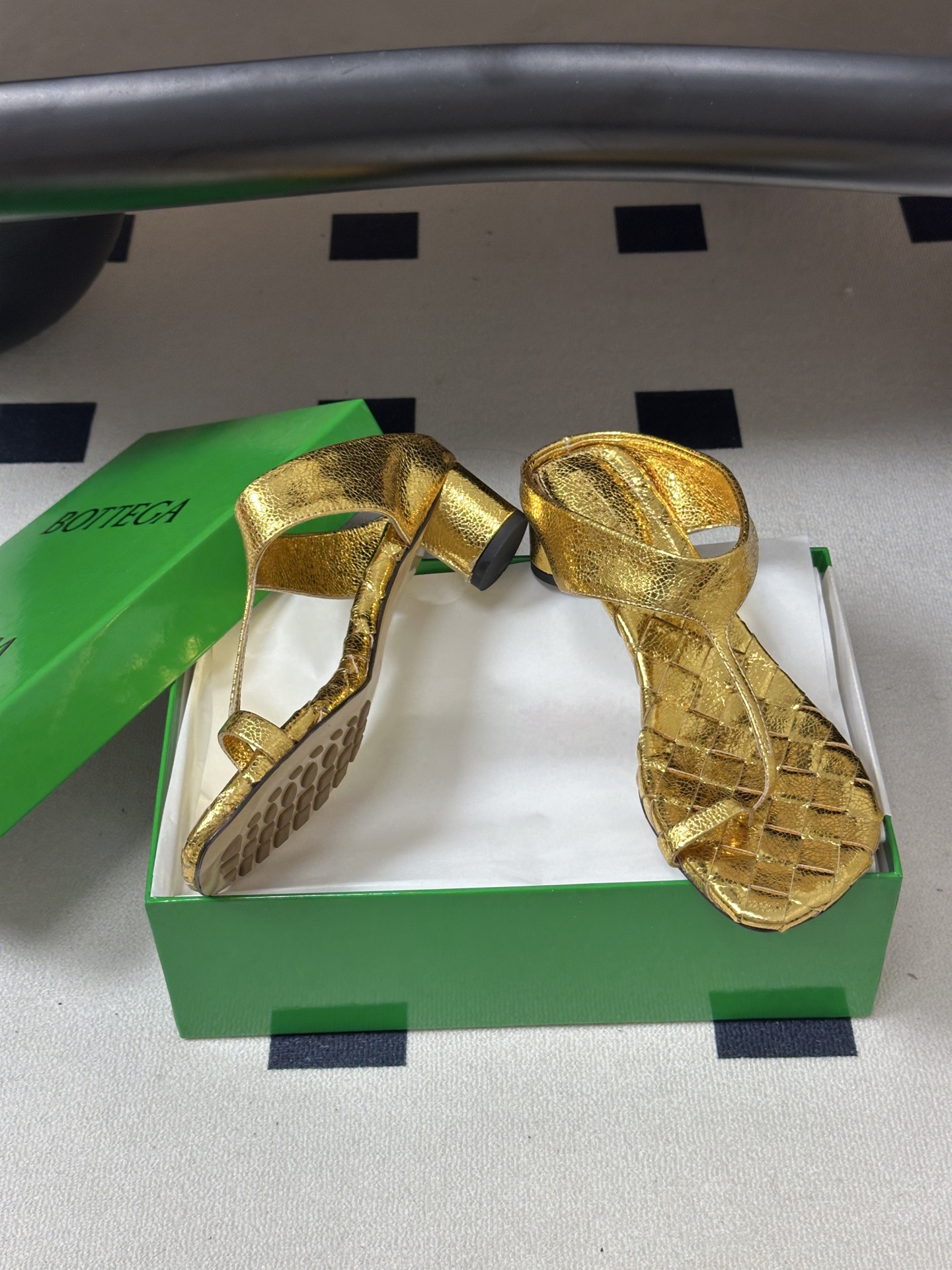 顶级品质 BOTTEGA VENETA 葆蝶家 2026夏季新款 BV Livia 夹趾编织凉拖鞋套趾小圆跟凉拖鞋 经典 顶级品质 BOTTEGA VENETA 葆蝶家 2026夏季新款 BV Livia 夹趾编织凉拖鞋套趾小圆跟凉拖鞋 经典