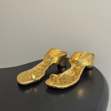 顶级品质 BOTTEGA VENETA 葆蝶家 2026夏季新款 BV Livia 夹趾编织凉拖鞋套趾小圆跟凉拖鞋 经典 顶级品质 BOTTEGA VENETA 葆蝶家 2026夏季新款 BV Livia 夹趾编织凉拖鞋套趾小圆跟凉拖鞋 经典