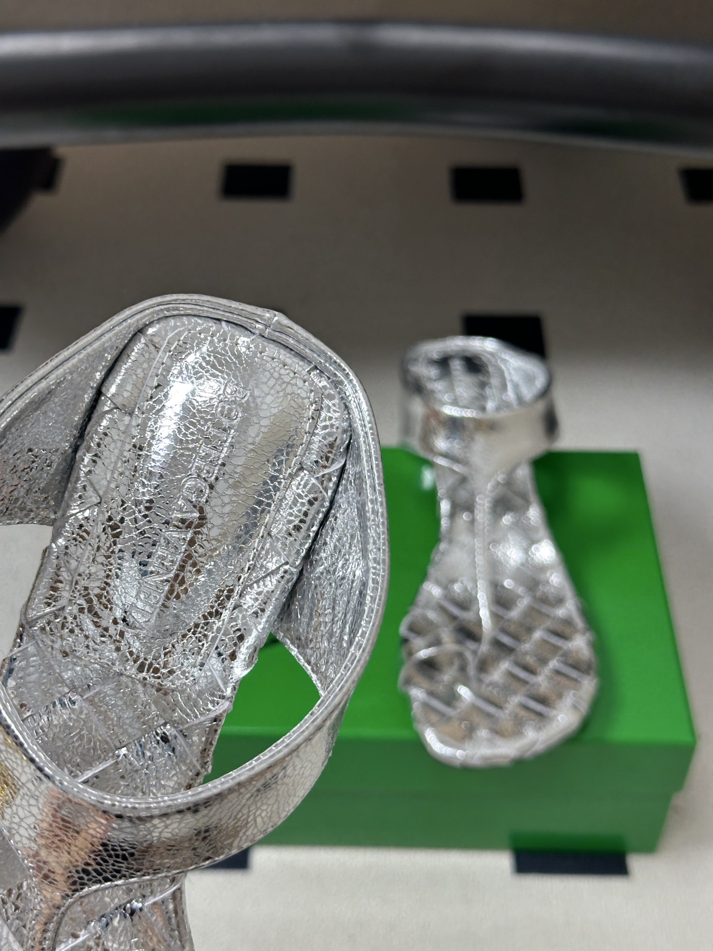 顶级品质 BOTTEGA VENETA 葆蝶家 2026夏季新款 BV Livia 夹趾编织凉拖鞋套趾小圆跟凉拖鞋 经典 顶级品质 BOTTEGA VENETA 葆蝶家 2026夏季新款 BV Livia 夹趾编织凉拖鞋套趾小圆跟凉拖鞋 经典