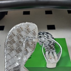 顶级品质 BOTTEGA VENETA 葆蝶家 2026夏季新款 BV Livia 夹趾编织凉拖鞋套趾小圆跟凉拖鞋 经典 顶级品质 BOTTEGA VENETA 葆蝶家 2026夏季新款 BV Livia 夹趾编织凉拖鞋套趾小圆跟凉拖鞋 经典