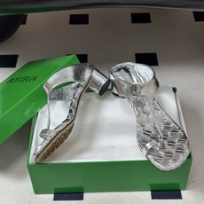 顶级品质 BOTTEGA VENETA 葆蝶家 2026夏季新款 BV Livia 夹趾编织凉拖鞋套趾小圆跟凉拖鞋 经典 顶级品质 BOTTEGA VENETA 葆蝶家 2026夏季新款 BV Livia 夹趾编织凉拖鞋套趾小圆跟凉拖鞋 经典