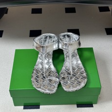顶级品质 BOTTEGA VENETA 葆蝶家 2026夏季新款 BV Livia 夹趾编织凉拖鞋套趾小圆跟凉拖鞋 经典 顶级品质 BOTTEGA VENETA 葆蝶家 2026夏季新款 BV Livia 夹趾编织凉拖鞋套趾小圆跟凉拖鞋 经典