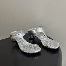 顶级品质 BOTTEGA VENETA 葆蝶家 2026夏季新款 BV Livia 夹趾编织凉拖鞋套趾小圆跟凉拖鞋 经典 顶级品质 BOTTEGA VENETA 葆蝶家 2026夏季新款 BV Livia 夹趾编织凉拖鞋套趾小圆跟凉拖鞋 经典