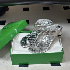 顶级品质 BOTTEGA VENETA 葆蝶家 2026夏季新款 BV Livia 夹趾编织凉拖鞋套趾小圆跟凉拖鞋 经典 顶级品质 BOTTEGA VENETA 葆蝶家 2026夏季新款 BV Livia 夹趾编织凉拖鞋套趾小圆跟凉拖鞋 经典