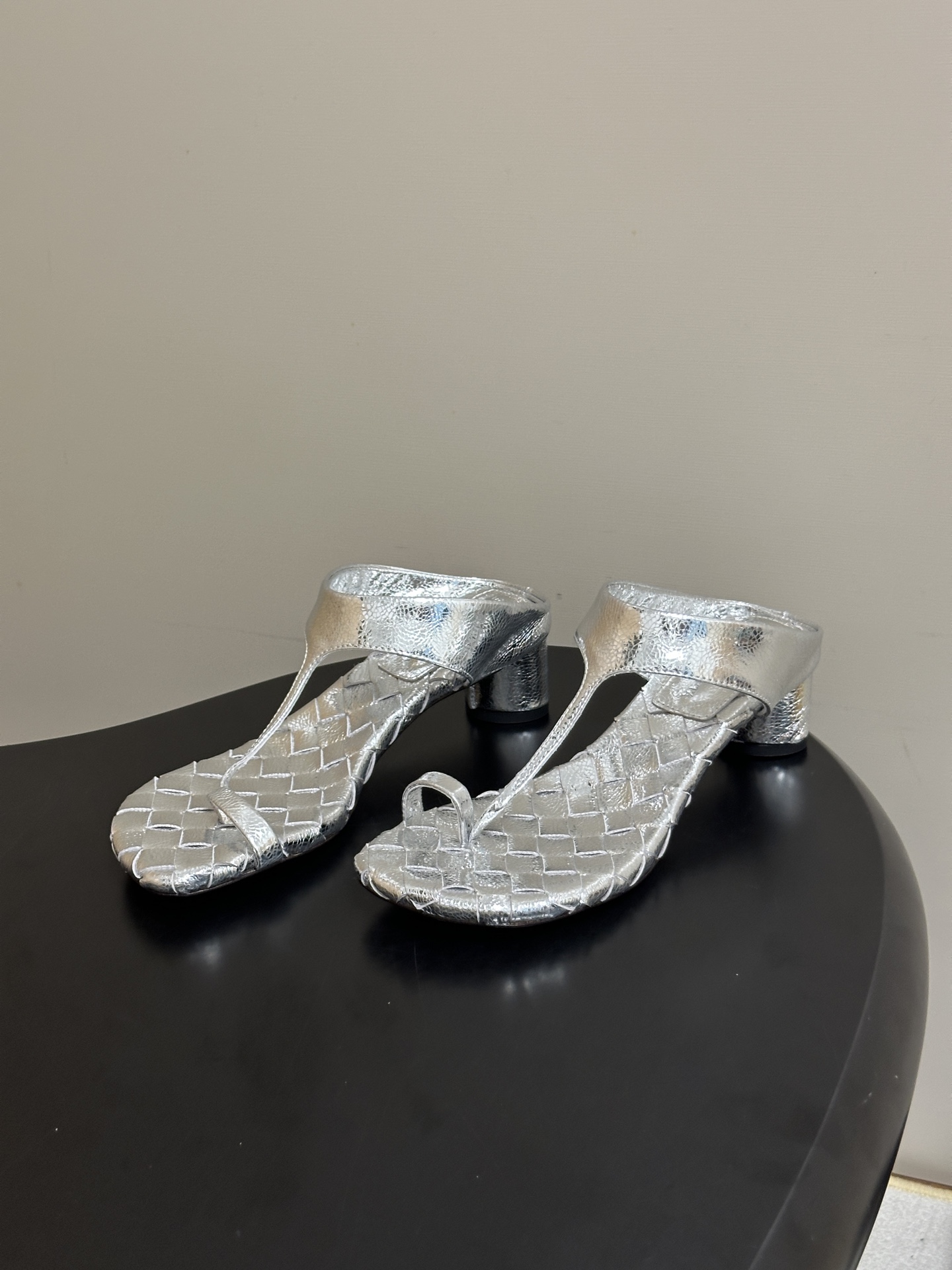 顶级品质 BOTTEGA VENETA 葆蝶家 2026夏季新款 BV Livia 夹趾编织凉拖鞋套趾小圆跟凉拖鞋 经典 顶级品质 BOTTEGA VENETA 葆蝶家 2026夏季新款 BV Livia 夹趾编织凉拖鞋套趾小圆跟凉拖鞋 经典