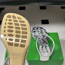 顶级品质 BOTTEGA VENETA 葆蝶家 2026夏季新款 BV Livia 夹趾编织凉拖鞋套趾小圆跟凉拖鞋 经典 顶级品质 BOTTEGA VENETA 葆蝶家 2026夏季新款 BV Livia 夹趾编织凉拖鞋套趾小圆跟凉拖鞋 经典