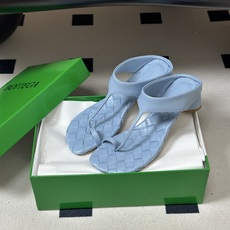 顶级品质 BOTTEGA VENETA 葆蝶家 2026夏季新款 BV Livia 夹趾编织凉拖鞋套趾小圆跟凉拖鞋 经典 顶级品质 BOTTEGA VENETA 葆蝶家 2026夏季新款 BV Livia 夹趾编织凉拖鞋套趾小圆跟凉拖鞋 经典