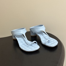 顶级品质 BOTTEGA VENETA 葆蝶家 2026夏季新款 BV Livia 夹趾编织凉拖鞋套趾小圆跟凉拖鞋 经典 顶级品质 BOTTEGA VENETA 葆蝶家 2026夏季新款 BV Livia 夹趾编织凉拖鞋套趾小圆跟凉拖鞋 经典