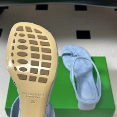 顶级品质 BOTTEGA VENETA 葆蝶家 2026夏季新款 BV Livia 夹趾编织凉拖鞋套趾小圆跟凉拖鞋 经典 顶级品质 BOTTEGA VENETA 葆蝶家 2026夏季新款 BV Livia 夹趾编织凉拖鞋套趾小圆跟凉拖鞋 经典