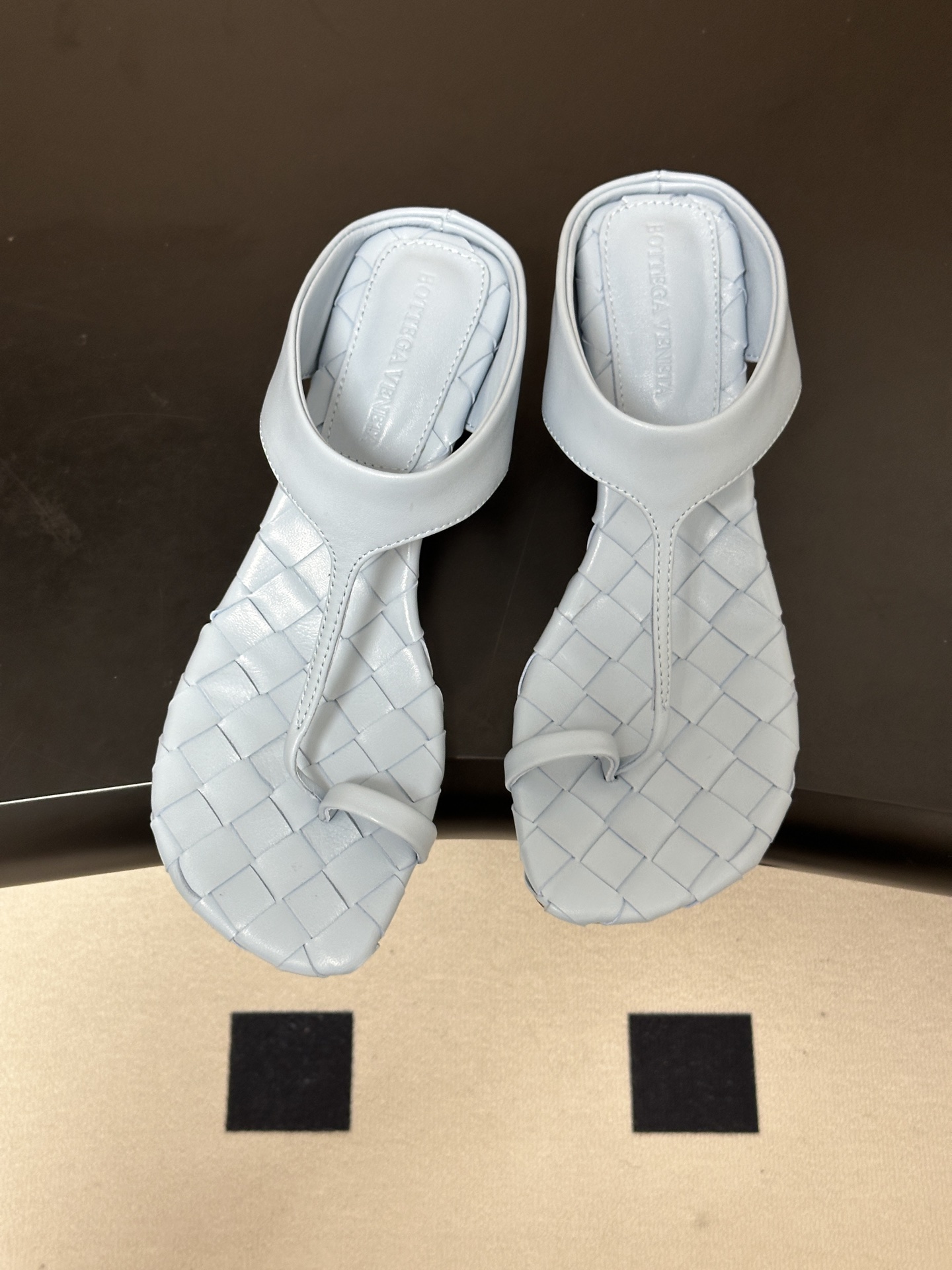 顶级品质 BOTTEGA VENETA 葆蝶家 2026夏季新款 BV Livia 夹趾编织凉拖鞋套趾小圆跟凉拖鞋 经典 顶级品质 BOTTEGA VENETA 葆蝶家 2026夏季新款 BV Livia 夹趾编织凉拖鞋套趾小圆跟凉拖鞋 经典