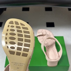顶级品质 BOTTEGA VENETA 葆蝶家 2026夏季新款 BV Livia 夹趾编织凉拖鞋套趾小圆跟凉拖鞋 经典 顶级品质 BOTTEGA VENETA 葆蝶家 2026夏季新款 BV Livia 夹趾编织凉拖鞋套趾小圆跟凉拖鞋 经典