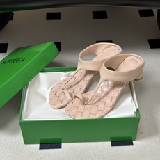顶级品质 BOTTEGA VENETA 葆蝶家 2026夏季新款 BV Livia 夹趾编织凉拖鞋套趾小圆跟凉拖鞋 经典 顶级品质 BOTTEGA VENETA 葆蝶家 2026夏季新款 BV Livia 夹趾编织凉拖鞋套趾小圆跟凉拖鞋 经典