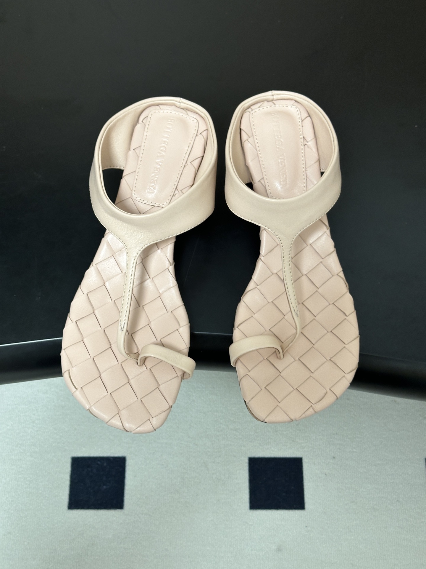 顶级品质 BOTTEGA VENETA 葆蝶家 2026夏季新款 BV Livia 夹趾编织凉拖鞋套趾小圆跟凉拖鞋 经典 顶级品质 BOTTEGA VENETA 葆蝶家 2026夏季新款 BV Livia 夹趾编织凉拖鞋套趾小圆跟凉拖鞋 经典