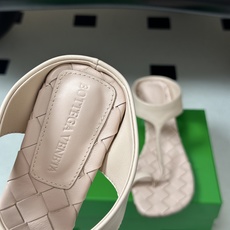 顶级品质 BOTTEGA VENETA 葆蝶家 2026夏季新款 BV Livia 夹趾编织凉拖鞋套趾小圆跟凉拖鞋 经典 顶级品质 BOTTEGA VENETA 葆蝶家 2026夏季新款 BV Livia 夹趾编织凉拖鞋套趾小圆跟凉拖鞋 经典
