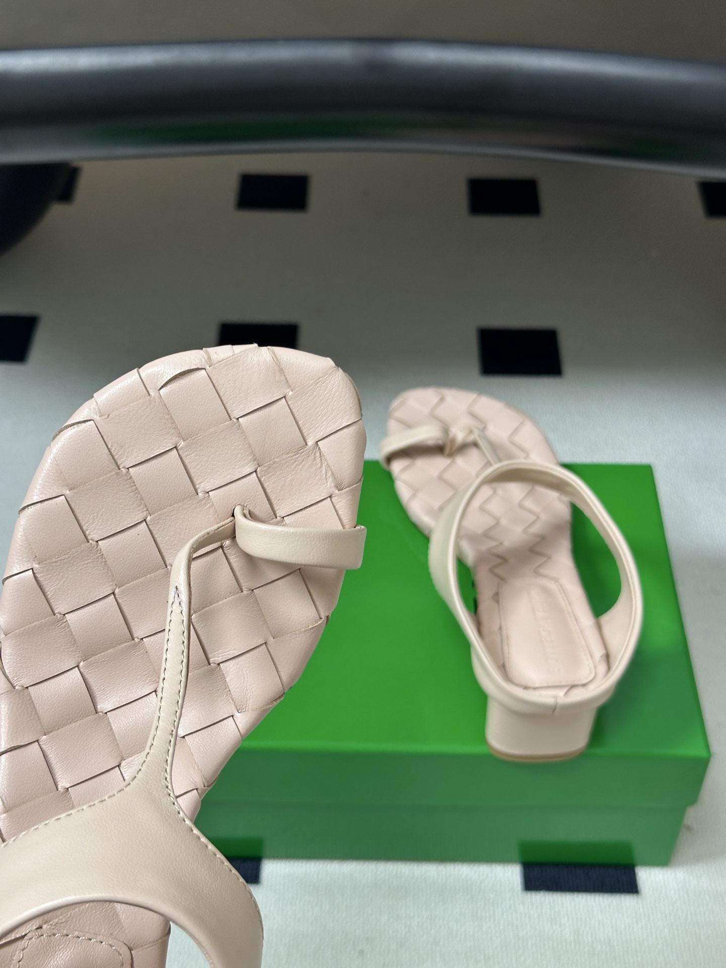 顶级品质 BOTTEGA VENETA 葆蝶家 2026夏季新款 BV Livia 夹趾编织凉拖鞋套趾小圆跟凉拖鞋 经典 顶级品质 BOTTEGA VENETA 葆蝶家 2026夏季新款 BV Livia 夹趾编织凉拖鞋套趾小圆跟凉拖鞋 经典