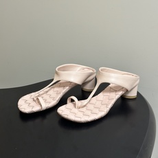 顶级品质 BOTTEGA VENETA 葆蝶家 2026夏季新款 BV Livia 夹趾编织凉拖鞋套趾小圆跟凉拖鞋 经典 顶级品质 BOTTEGA VENETA 葆蝶家 2026夏季新款 BV Livia 夹趾编织凉拖鞋套趾小圆跟凉拖鞋 经典