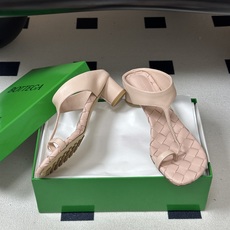 顶级品质 BOTTEGA VENETA 葆蝶家 2026夏季新款 BV Livia 夹趾编织凉拖鞋套趾小圆跟凉拖鞋 经典 顶级品质 BOTTEGA VENETA 葆蝶家 2026夏季新款 BV Livia 夹趾编织凉拖鞋套趾小圆跟凉拖鞋 经典