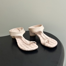顶级品质 BOTTEGA VENETA 葆蝶家 2026夏季新款 BV Livia 夹趾编织凉拖鞋套趾小圆跟凉拖鞋 经典 顶级品质 BOTTEGA VENETA 葆蝶家 2026夏季新款 BV Livia 夹趾编织凉拖鞋套趾小圆跟凉拖鞋 经典