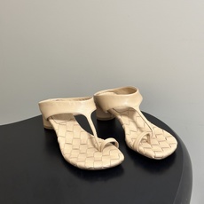 顶级品质 BOTTEGA VENETA 葆蝶家 2026夏季新款 BV Livia 夹趾编织凉拖鞋套趾小圆跟凉拖鞋 经典 顶级品质 BOTTEGA VENETA 葆蝶家 2026夏季新款 BV Livia 夹趾编织凉拖鞋套趾小圆跟凉拖鞋 经典