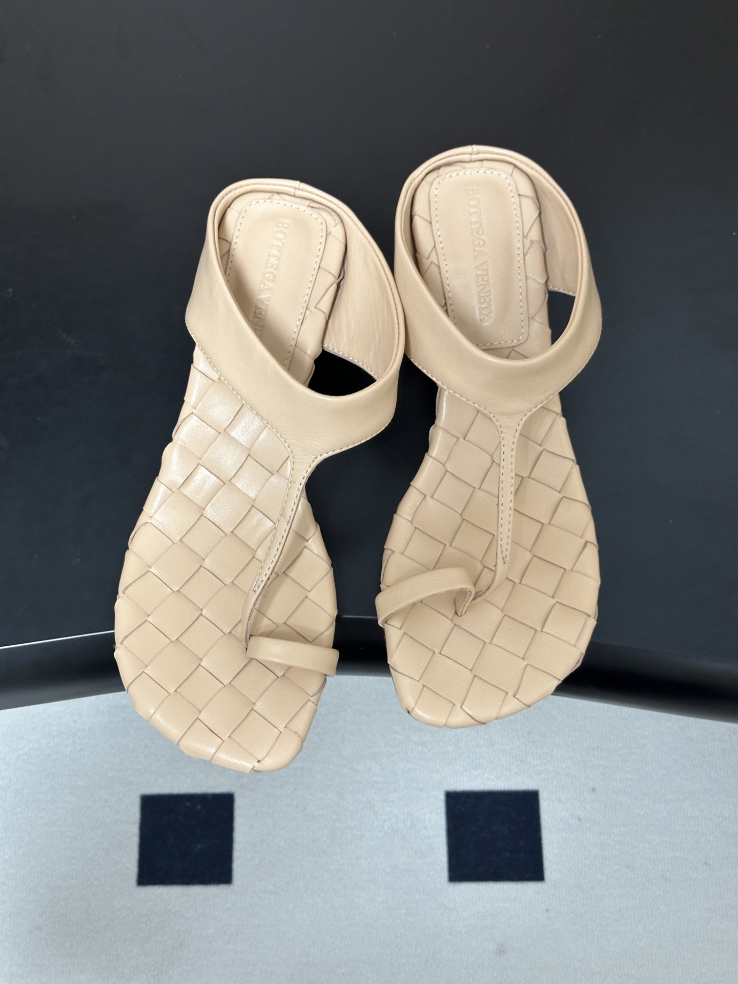 顶级品质 BOTTEGA VENETA 葆蝶家 2026夏季新款 BV Livia 夹趾编织凉拖鞋套趾小圆跟凉拖鞋 经典 顶级品质 BOTTEGA VENETA 葆蝶家 2026夏季新款 BV Livia 夹趾编织凉拖鞋套趾小圆跟凉拖鞋 经典